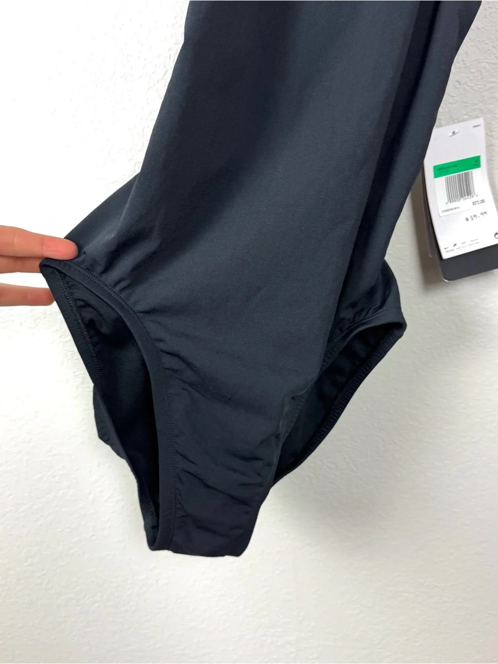 NWT Nike HydraStrong solid fastback one-piece swimsuit Women’s Sz 4 / 30 Black
